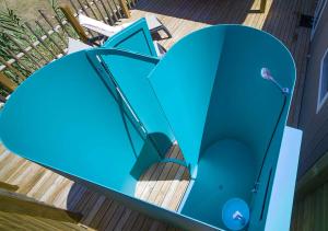 a turquoise boat on a deck at Camping San Damiano in Biguglia