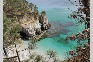 Blick auf einen Strand mit blauem Wasser in der Unterkunft Appartement vue sur mer Morgat centre in Morgat