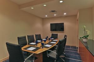 InterContinental At Doral Miami by IHG的电视和/或娱乐中心