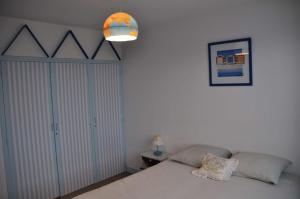 een slaapkamer met een bed en een lamp bij Le Nid de Val'Ry in Saint-Valery-sur-Somme