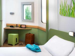 Postel nebo postele na pokoji v ubytování ibis budget Chambéry Sud Challes Les Eaux