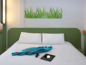 Postel nebo postele na pokoji v ubytování ibis budget Chambéry Sud Challes Les Eaux