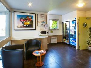 a waiting room at a fast food restaurant at ibis budget Chartres in Chartres