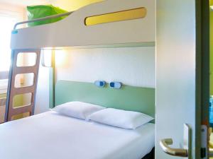 Postel nebo postele na pokoji v ubytování ibis budget Narbonne Sud A9/A61