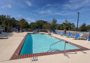 Holiday Inn Express Hotel & Suites Savannah Midtown, an IHG Hotel tesisinde veya buraya yakın yüzme havuzu