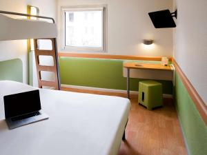 A television and/or entertainment centre at ibis budget Avignon Centre
