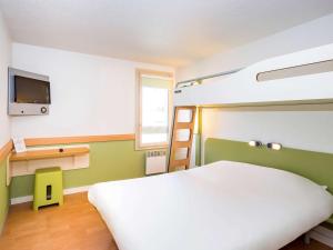 Postel nebo postele na pokoji v ubytování ibis budget Quimper