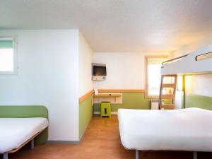 Postel nebo postele na pokoji v ubytování ibis budget Quimper + 21 fotografií