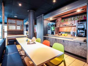 Lounge nebo bar v ubytování Ibis budget Périgueux