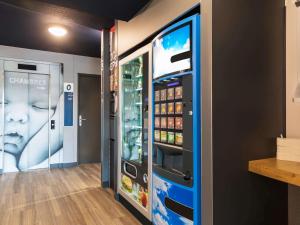 un magasin avec un distributeur automatique de boissons dans une chambre dans l'établissement ibis budget Berck Sur Mer, à Berck-sur-Mer