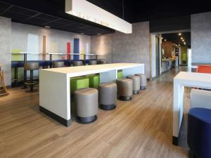 A restaurant or other place to eat at ibis budget Nantes Sainte Luce