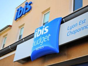 a blue and white sign on the side of a building at ibis budget Lyon Est Chaponnay in Chaponnay