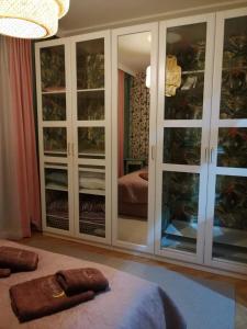 um quarto com armários brancos, uma cama e um espelho em Apartament w trójmiescie em Kowale