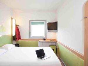 سرير أو أسرّة في غرفة في ibis budget Lyon Est Chaponnay