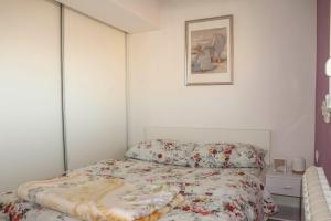- une chambre avec un lit et une photo sur le mur dans l'établissement Juventas37, à Belgrade