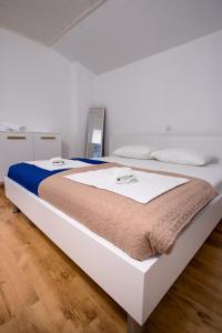 Tempat tidur dalam kamar di Apartments & Rooms Fam Ribarić