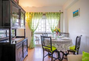 a dining room with a table and chairs and a window at Apartment Rustic Oporto in Porto