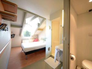 Koupelna v ubytování ibis budget Brive La Gaillarde + 18 fotografií