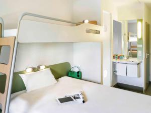 Ένα ή περισσότερα κρεβάτια σε δωμάτιο στο ibis budget Dijon Saint Apollinaire