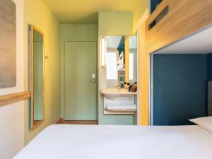 Postel nebo postele na pokoji v ubytování ibis budget Meudon Paris Ouest