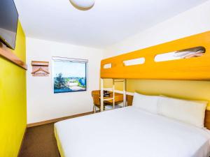 Postel nebo postele na pokoji v ubytování ibis Budget Sydney Olympic Park