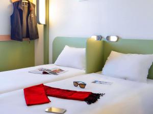 Postel nebo postele na pokoji v ubytování First Inn Hotel