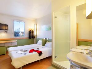 Postel nebo postele na pokoji v ubytování First Inn Hotel