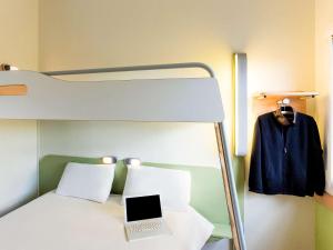 Postel nebo postele na pokoji v ubytování ibis budget Amberieu en Bugey/Chateau Gaillard A42