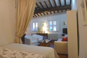 フィレンツェにあるSan Niccolòのベッドルーム1室(ベッド1台付)、リビングルームが備わります。