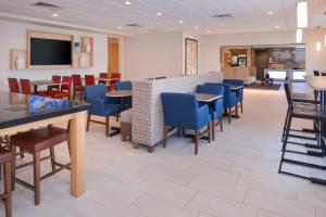 Ресторан / где поесть в Holiday Inn Express & Suites - Omaha - 120th and Maple, an IHG Hotel