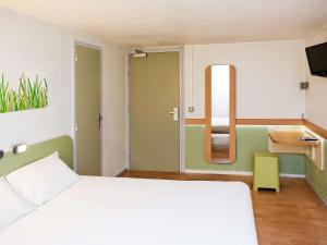 Postel nebo postele na pokoji v ubytování Ibis budget Lorient Caudan