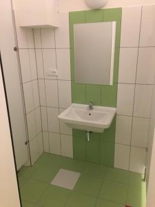 La salle de bains est pourvue d'un lavabo et d'un miroir. dans l'établissement Expo capsule Hostel, à Prague