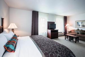 Postel nebo postele na pokoji v ubytování Staybridge Suites Rockford by IHG