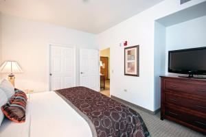Postel nebo postele na pokoji v ubytování Staybridge Suites Rockford by IHG