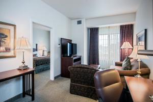 TV a/nebo společenská místnost v ubytování Staybridge Suites Rockford by IHG