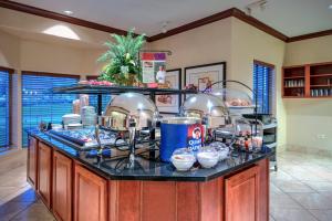 Kuchyň nebo kuchyňský kout v ubytování Staybridge Suites Rockford by IHG