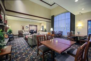 Posezení v ubytování Staybridge Suites Rockford by IHG