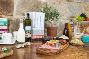 una mesa de madera con comida y botellas de leche en Villa Toni Design Apartments, en Split