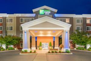 un hotel con cenador frente a un edificio en Holiday Inn Express Hotel & Suites Marysville, an IHG Hotel, en Marysville