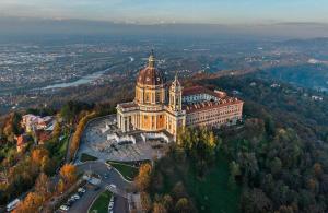 uma vista aérea de um grande edifício sobre uma colina em Aston Hotel em Pino Torinese