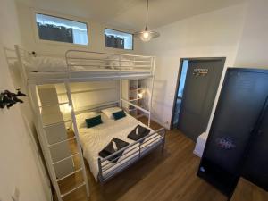 ein Schlafzimmer mit einem Etagenbett in einem Zimmer in der Unterkunft La maison des Fontanille in Saint-Rémy-de-Provence