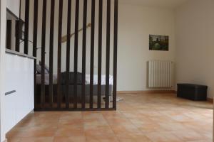 Habitación con puerta de hierro y suelo de baldosa. en Myricae en Viareggio