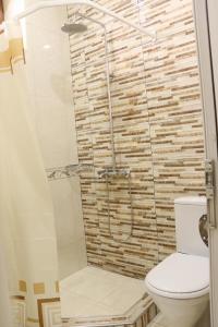La salle de bains est pourvue d'une douche et de toilettes. dans l'établissement Guest house Nataly, à Yeghegnadzor