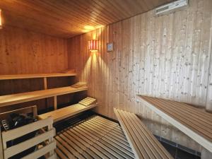 una sauna vacía con dos bancos de madera. en Apartments mit Flair en Fehmarn