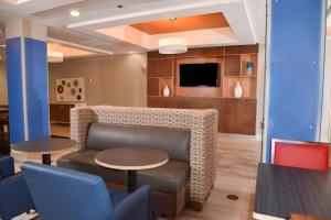 una hall con divano, tavolo e sedie di Holiday Inn Express Hotel & Suites Selma by IHG a Selma