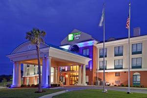 een weergave van een hotel 's nachts bij Holiday Inn Express Hotel & Suites Selma, an IHG Hotel in Selma