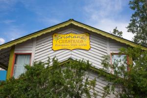 una señal amarilla en el lateral de un edificio en Cristiana Guesthaus, en Crested Butte