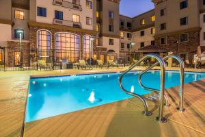 Bazén v ubytování Staybridge Suites Chandler by IHG nebo v jeho okolí