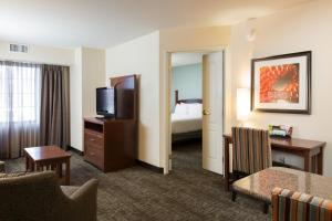 TV a/nebo společenská místnost v ubytování Staybridge Suites Chandler by IHG