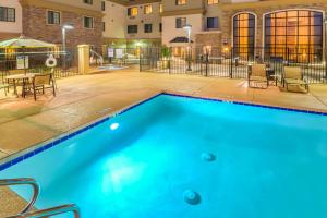 Bazén v ubytování Staybridge Suites Chandler by IHG nebo v jeho okolí